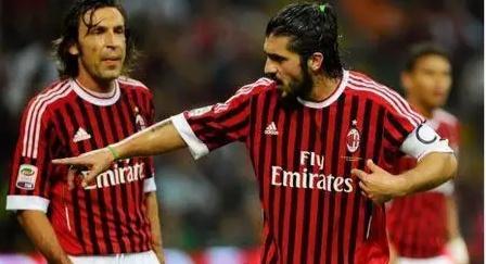 中足联颁奖：申花外租广西球员费尔南多当选中乙赛季最佳球员（中足联年度评选：申花外租至广西的费尔南多当选中乙最佳球员）