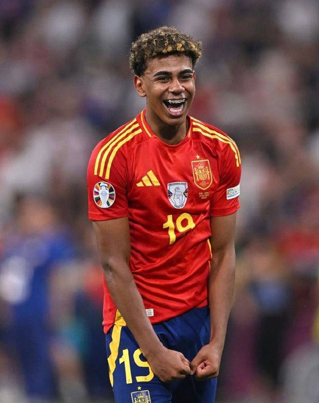 想让B费离队？跟队：曼联坚称已明确他是球队未来计划的核心（辟谣B费离队传闻：曼联重申他是未来建队核心）