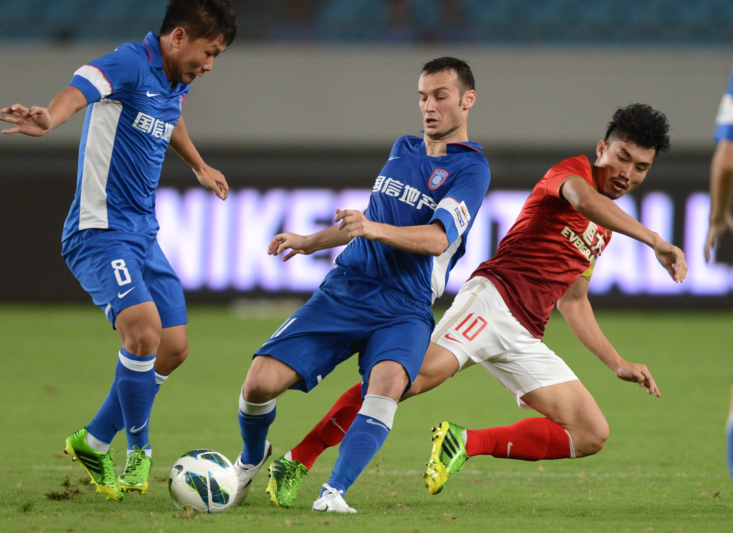 法甲前瞻：大巴黎为夺榜首不容有失，勒阿弗尔崇尚防守至上（法甲前瞻：巴黎冲击榜首不容失手，勒阿弗尔主打铁血防守）