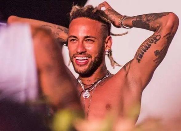 恩佐自曝：转会切尔西最后一天才敲定；23岁当爹改变人生（恩佐自述：切尔西转会在最后一天拍板，23岁为人父让他人生巨变）