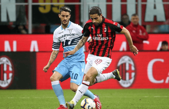 新闻背景：英超第17轮，阿斯顿维拉2-1击败曼联，豪取各项赛事10连胜。（英超第17轮维拉2-1力克曼联，各项赛事豪取十连胜）