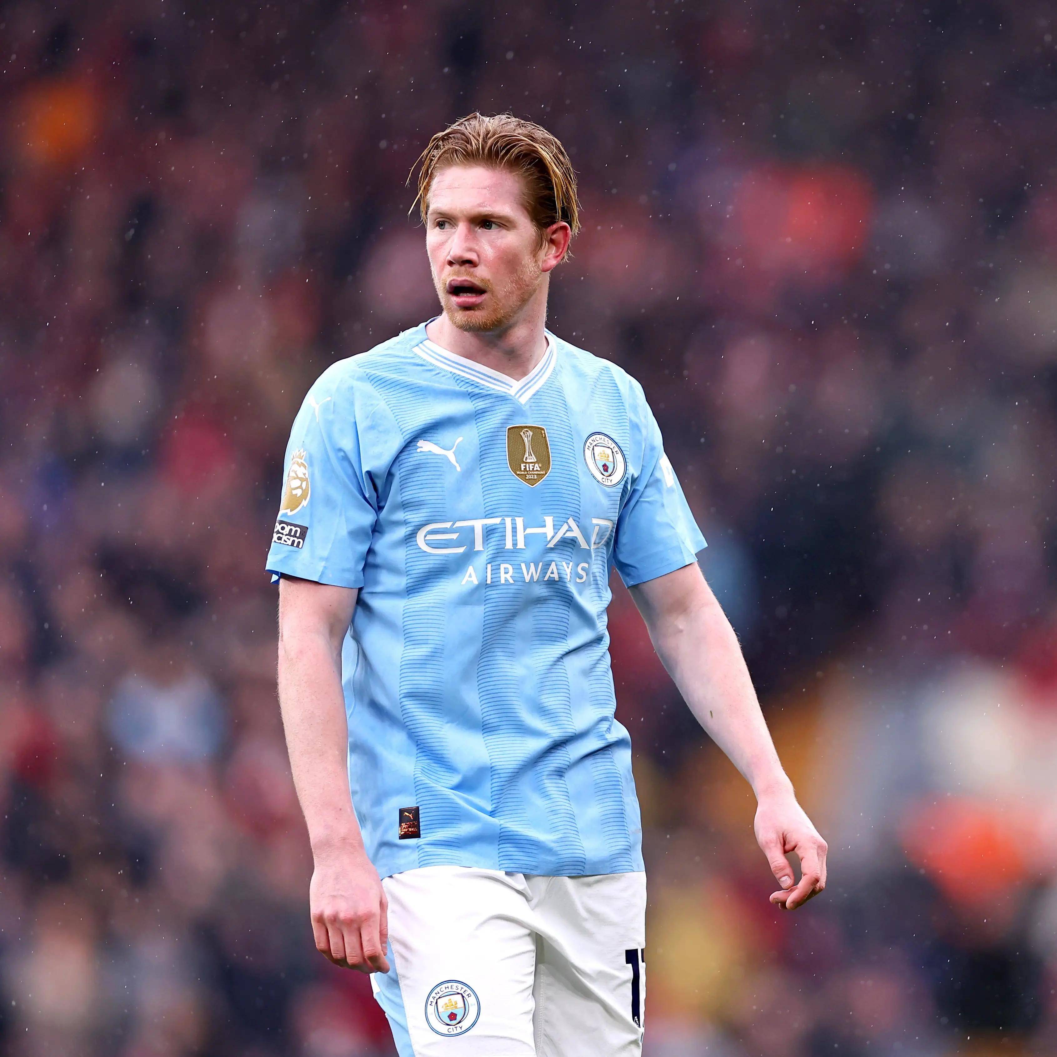 青岛记者：邵佳一大哥式的执教风格很适合当下中国足球的环境（青岛记者：邵佳一“大哥”式执教契合当前中国足坛环境）