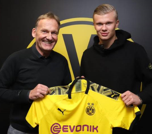 助罗马升至意甲榜首，斯维拉尔达成罗马生涯100场里程碑（斯维拉尔迎罗马第100战，助球队登顶意甲榜首）