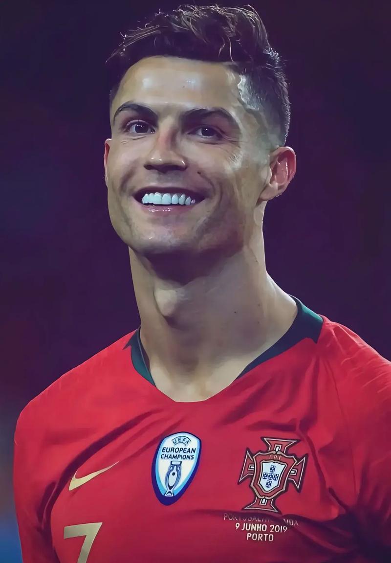 足球报：韩鹏是否继续执教泰山将取决于俱乐部的战略（足球报：韩鹏能否继续执掌泰山取决于俱乐部战略）