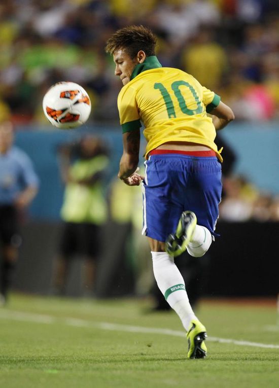 梅西天生内向！但因为足球、变成一个会主动演讲的领袖！（从内向少年到敢言领袖：足球如何塑造梅西）